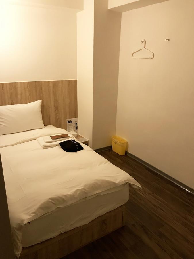 Single Inn-Kaohsiung Station Exterior photo